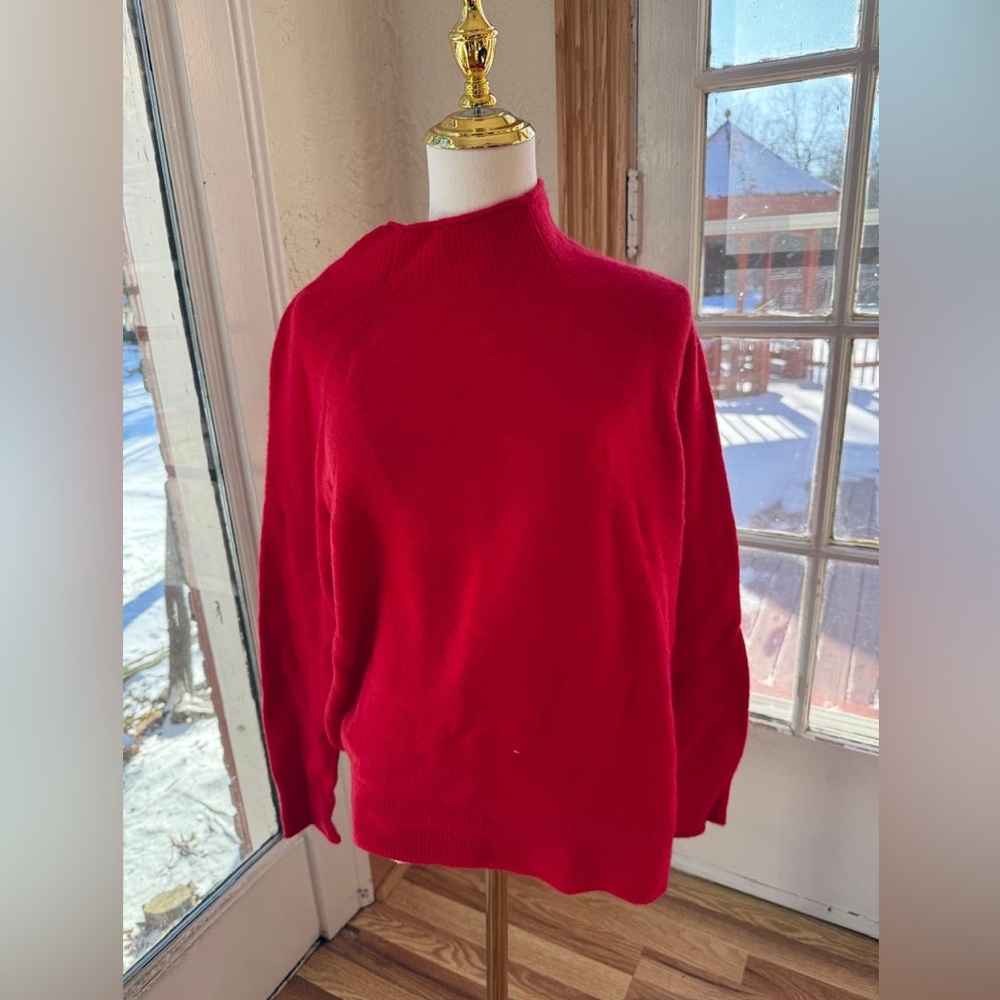 J CREW new with tags sweater in excellent condition never worn size M